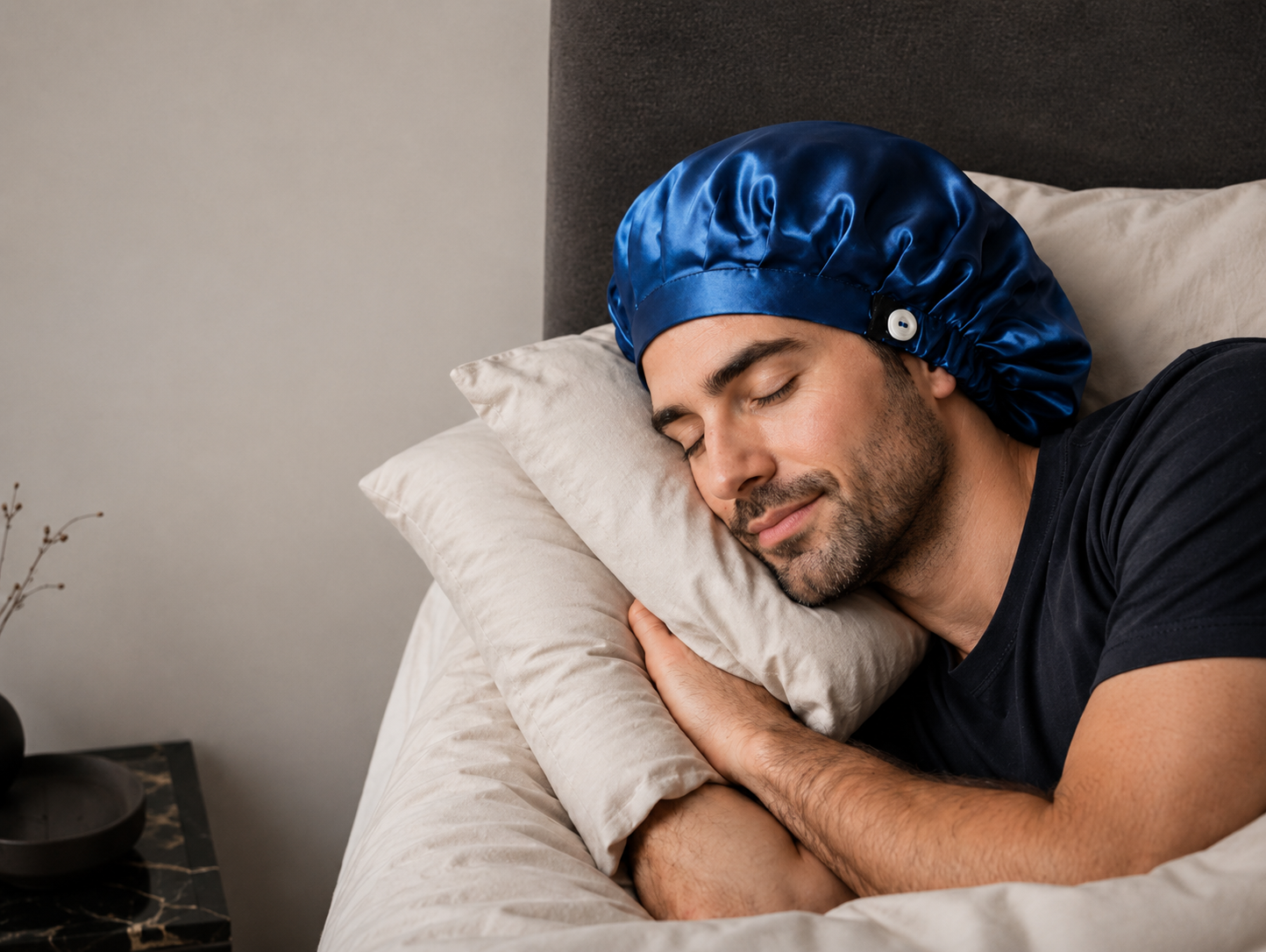 Homme portant un bonnet de nuit en soie EVERSILK pour protéger ses cheveux