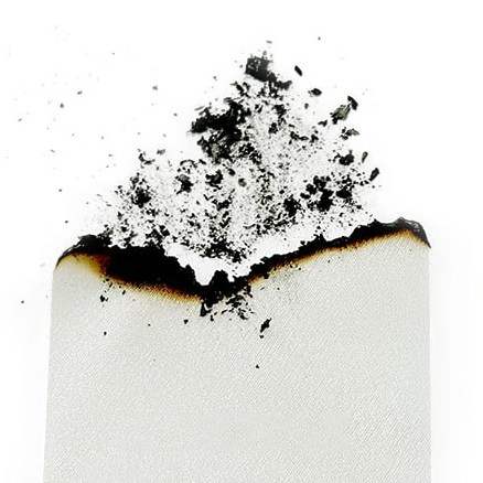 Échantillon de soie de mûrier authentique brûlé partiellement avec cendres noires visibles