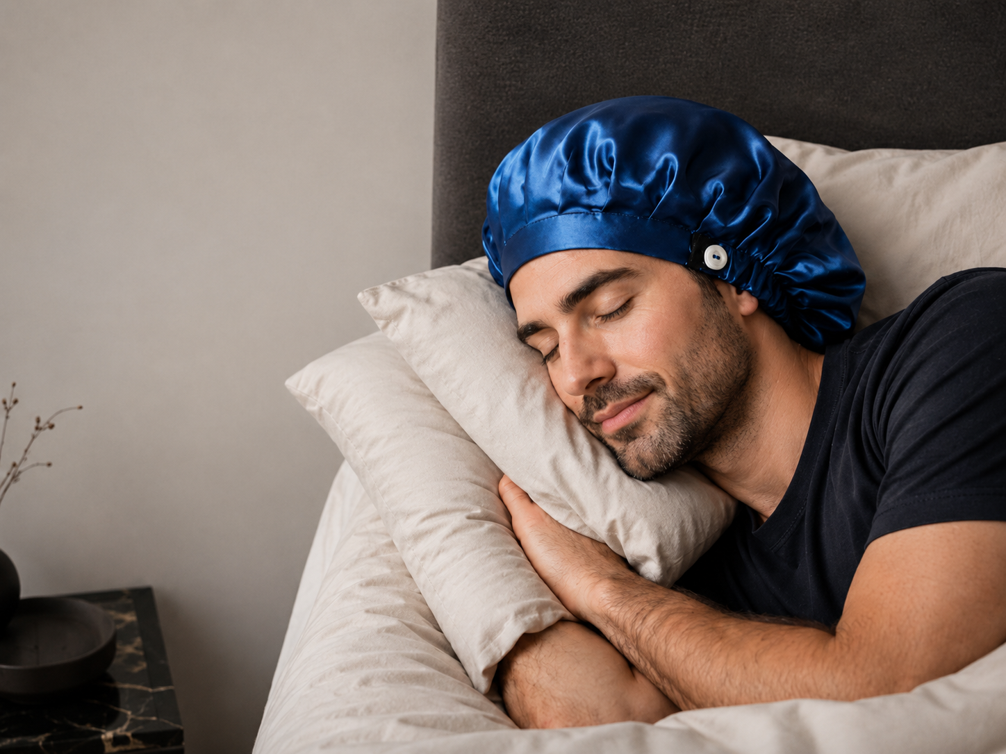 Homme portant un bonnet de nuit en soie EVERSILK pour protéger ses cheveux