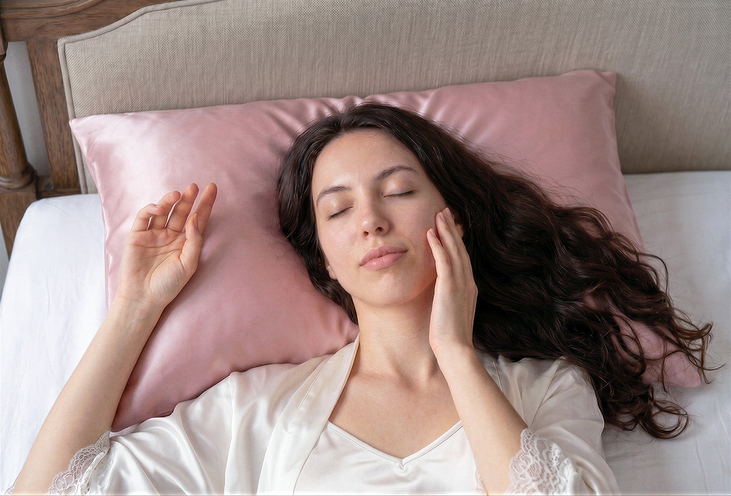 Peau douce et reposant grâce à la taie d'oreiller soie eversilk