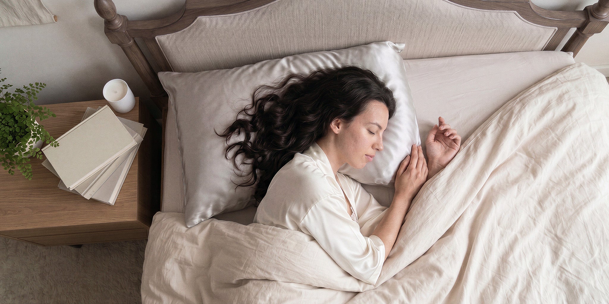 Sommeil paisible et cheveux protégés avec la taie d'oreiller soie eversilk