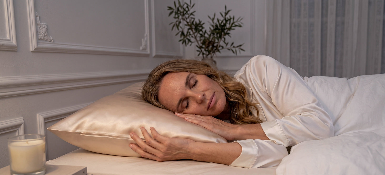 Femme dormant paisiblement sur taie d'oreiller soie eversilk