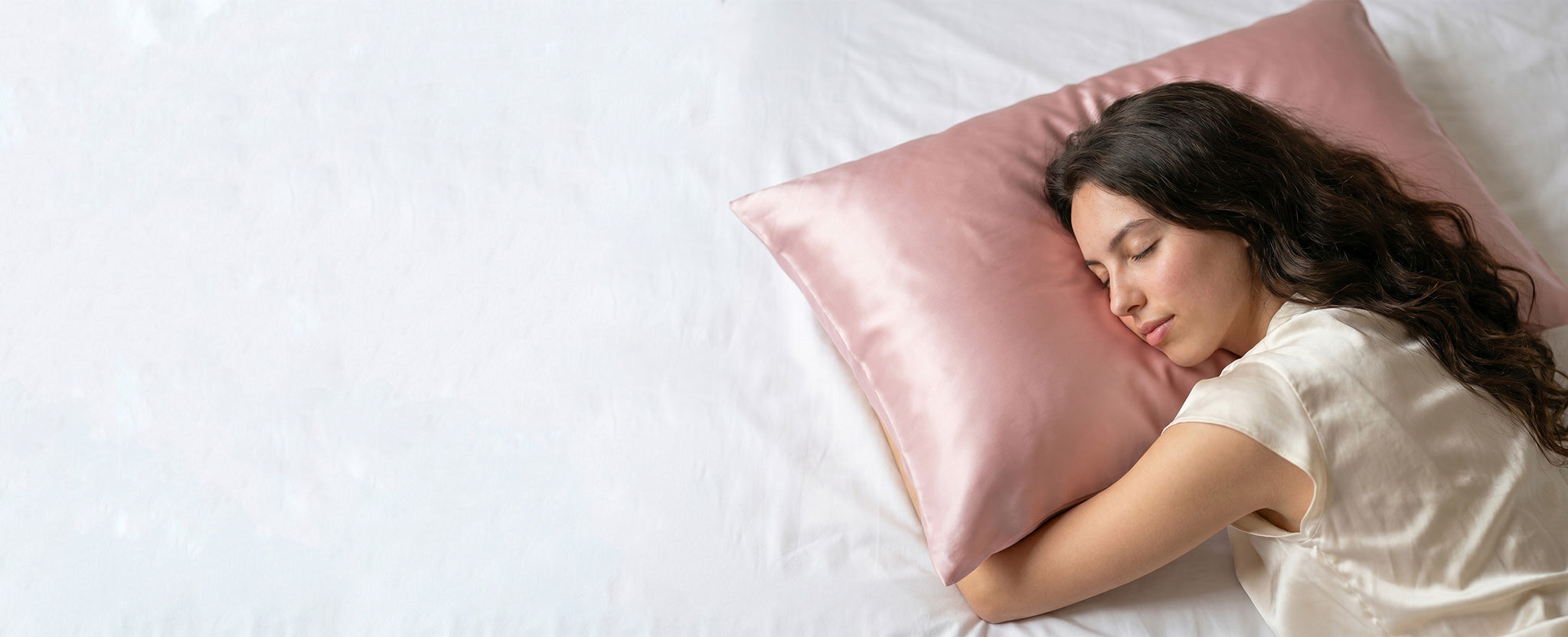 Femme dormant sur une taie d'oreiller en soie EVERSILK, soin beauté et capillaire nocturne