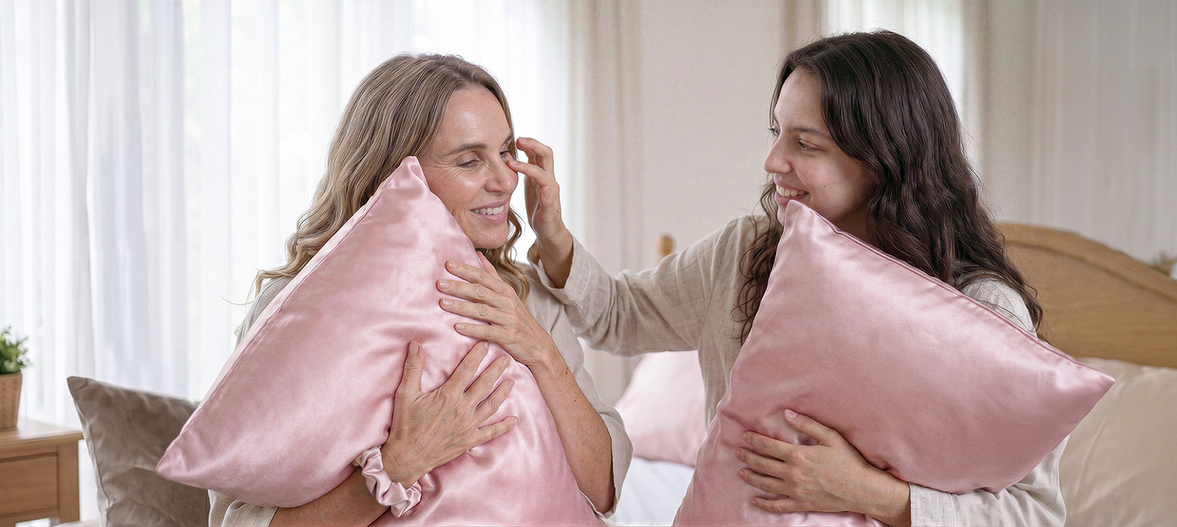 Taies d'oreillers en soie rose Eversilk pour la fête des mères : mère et fille profitent du confort doux de la soie